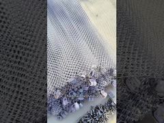 Zobacz konfigurowalne zasłony z metalowej siatki drucianej do przegród pomieszczeń, średnica drutu 6 mm - 20 mm, demonstracja otworów