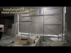 Przedstawiamy dla Ciebie spiralne zasłony z metalowej siatki z diamentowymi otworami do podziału przestrzeni