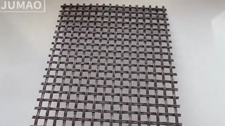 Prawdziwe nagranie wideo przedstawiające panel z siatki metalowej w kolorze miedzianej czerwieni