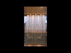 Kurtyna wodna używana w holu hotelu