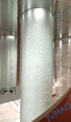 Innowacyjna ściana wodna z sieci metalowej zapewniająca oszałamiające efekty wizualne