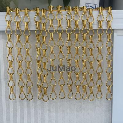 Dekoracyjne metalowe zasłony montowane na suficie idealnie pasują do przestrzeni w salach konferencyjnych, lobby i środowiskach handlowych