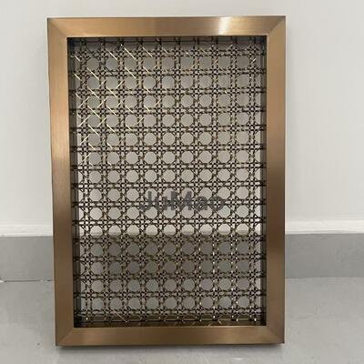 Siatka metalowa dekoracyjna o przezroczystości od 20 do 80 procent, wykonana ze stali nierdzewnej SS 304, 316 i 316L. Idealna do dekoracji sufitów i paneli ściennych