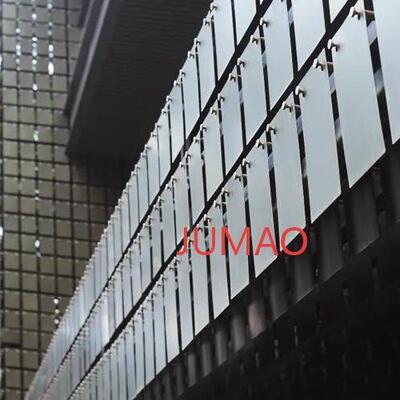 Kinetyczna kurtyna wiatrowa Siatka architektoniczna Wiatrowa metalowa siatka elewacyjna z ruchomą ścianą
